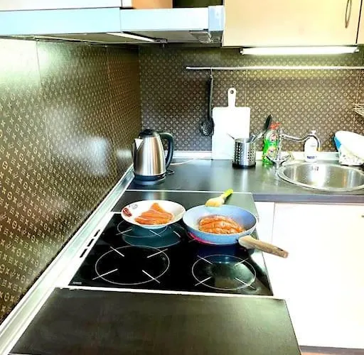 Next To Center アパート