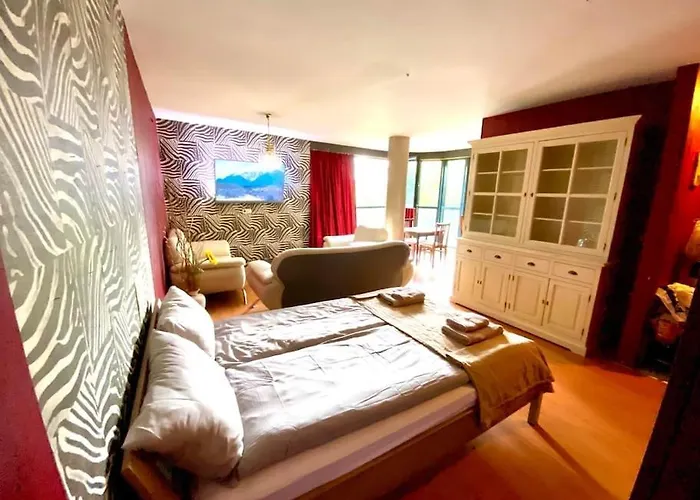 Next To Center アパート