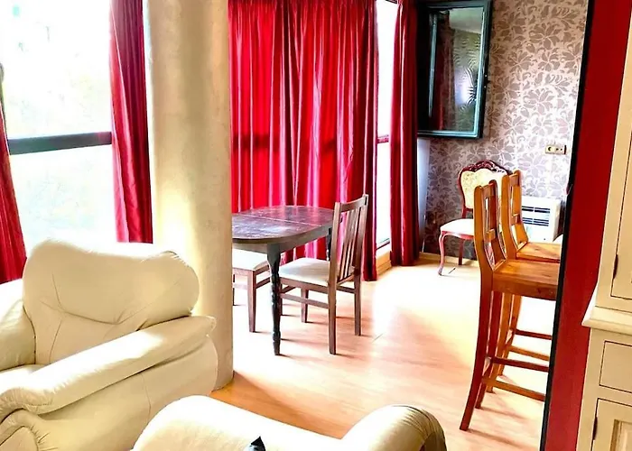 Next To Center アパート