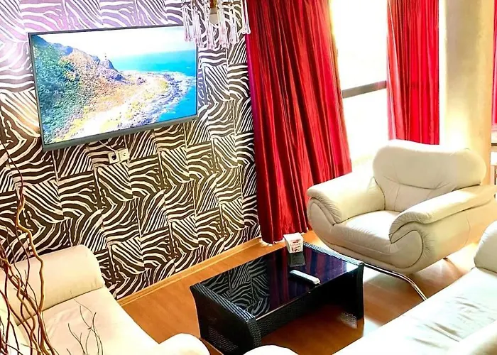 Next To Center アパート